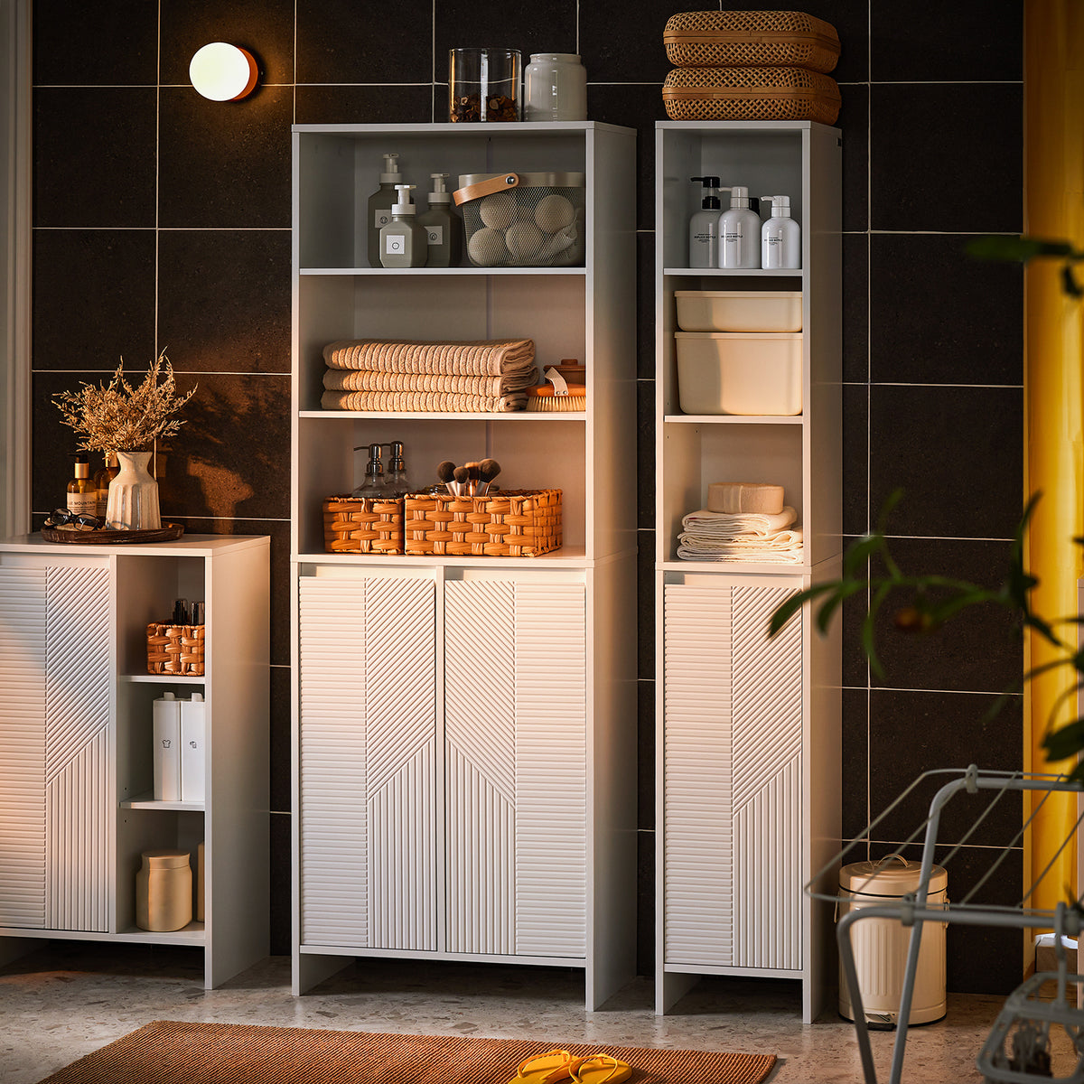SoBuy BZR155-W Meuble Colonne Salle de Bain avec Panier à Linge – Armoire Haute Étroit avec Portes et Étagères Ouvertes – Meuble Rangement WC Blanc 60x30x171cm