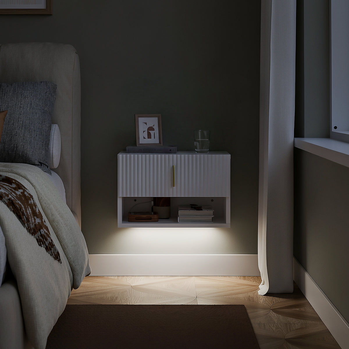 SoBuy FBT176-E-W Table de Chevet Suspendue avec LED – Tiroir Réversible, Façade Ondulée, Poignée Dorée, Blanc, 40×26×30 cm