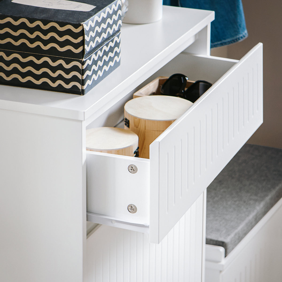 SoBuy FSR165-W Meuble à Chaussures à Abattants 2 Niveaux – Rangement Discret pour Entrée – Blanc