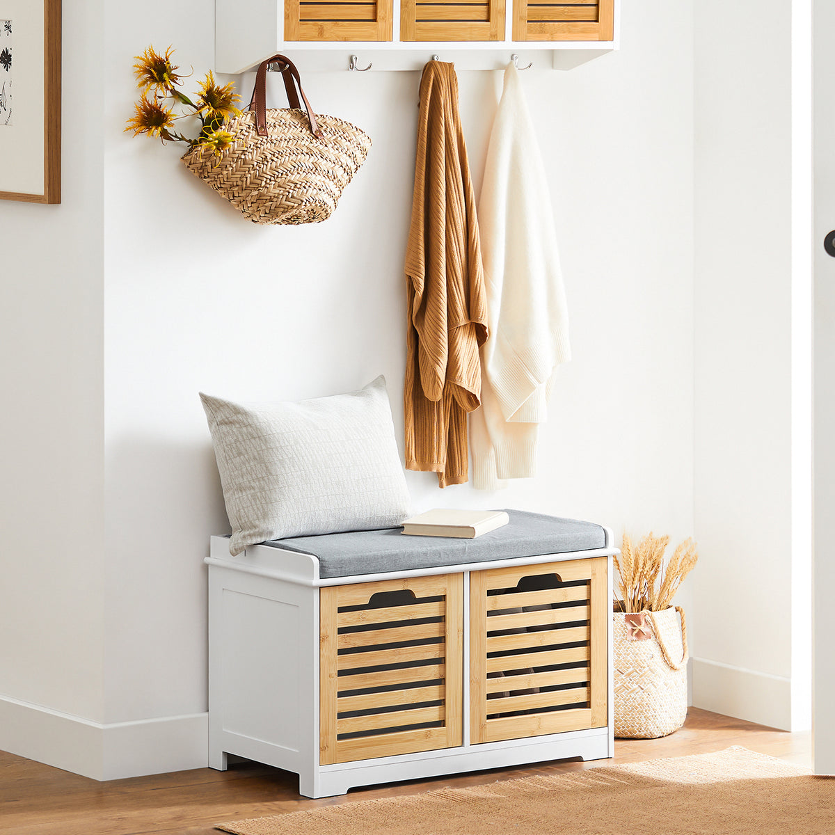 SoBuy FSR23-II-WN Banc à Chaussures avec Coussin Rembourré, 2 Portes et 4 Compartiments Ouverts pour Entrée – 71x35x43 cm, Blanc et Naturel