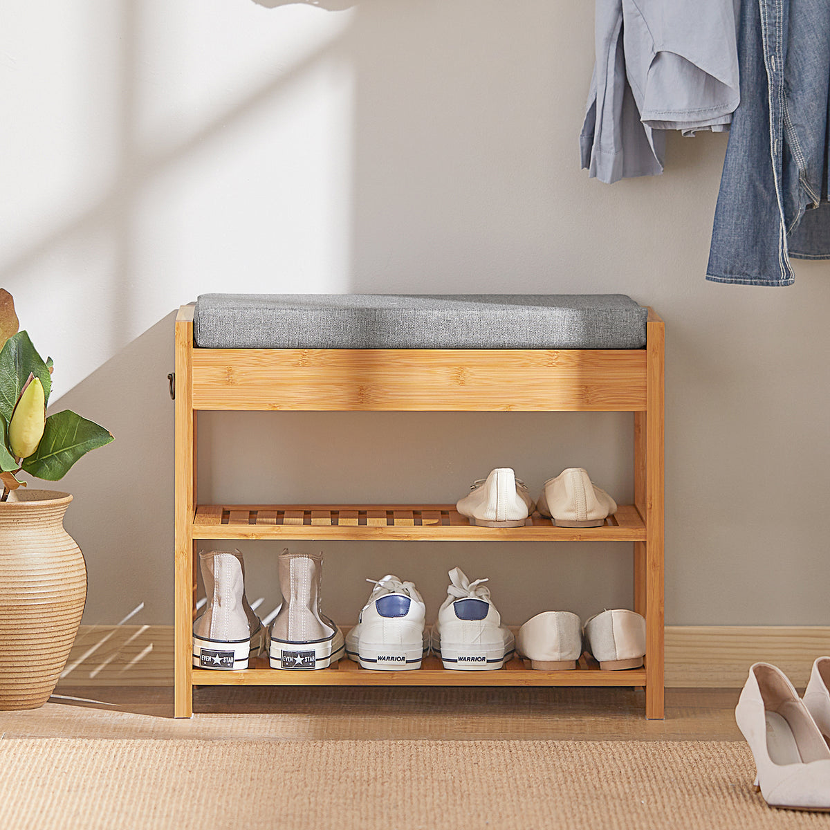 SoBuy FSR49-N Banc à Chaussures en Bambou Massif avec Coussin 8 cm, 2 Étagères et Tiroir – Charge 150 kg – Naturel