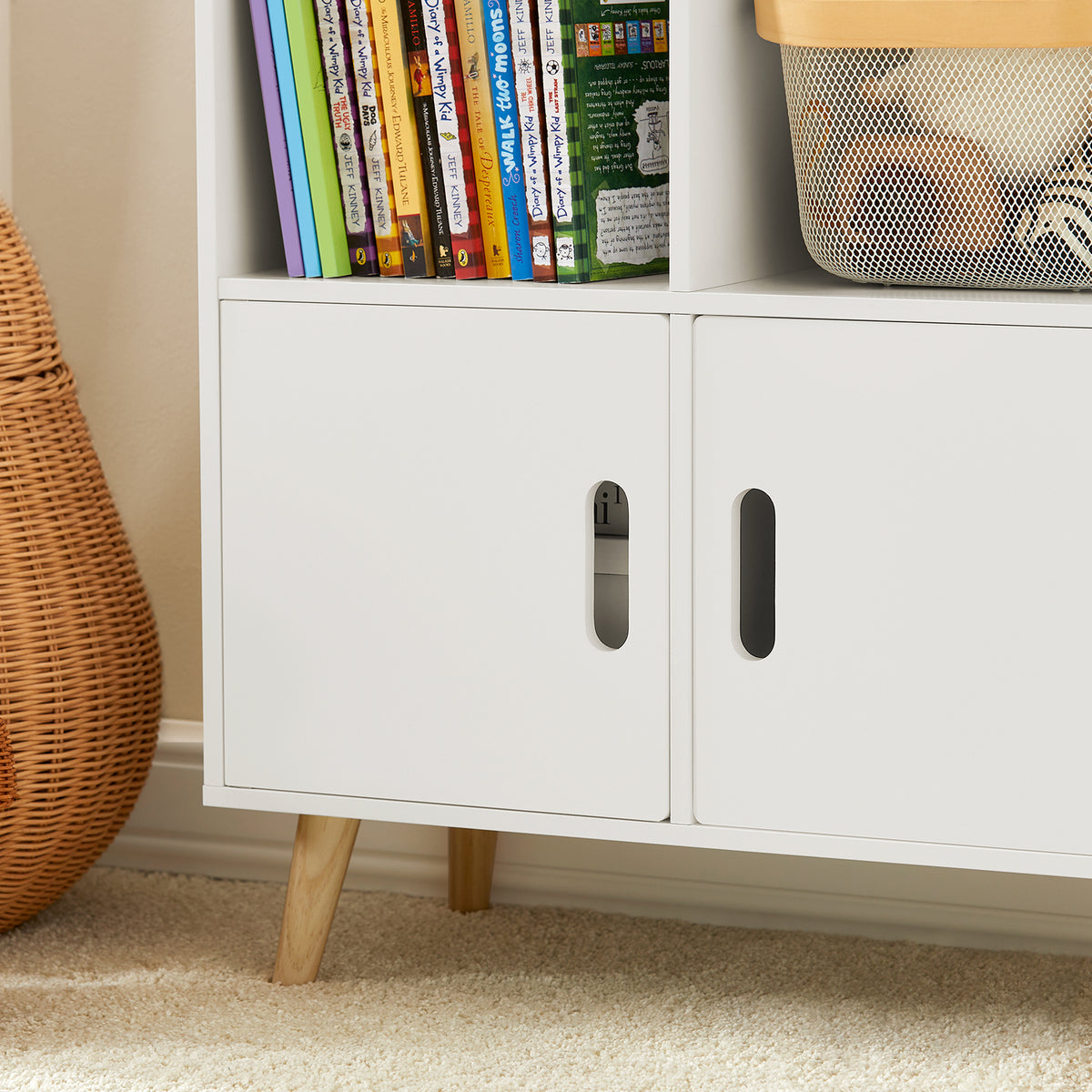 SoBuy KMB58-W Bibliothèque Enfant avec 2 Compartiments et 2 Portes, pour Chambre d’Enfant, Rangement Optimisé, Design Fonctionnel – L63×P30×H103 cm, Blanc
