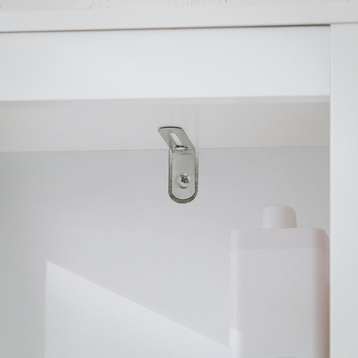 SoBuy BZR123-W Colonne Salle de Bain avec Panier à Linge Amovible et 2 Étagères Ouvertes – L30×P30×H145 cm, Charge 20 kg, MDF et Bambou, Blanc