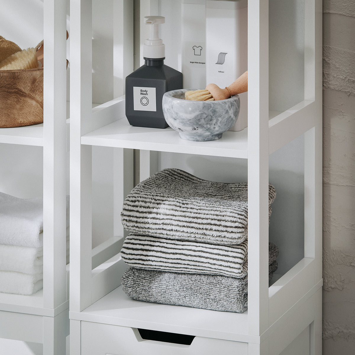 SoBuy BZR123-W Colonne Salle de Bain avec Panier à Linge Amovible et 2 Étagères Ouvertes – L30×P30×H145 cm, Charge 20 kg, MDF et Bambou, Blanc