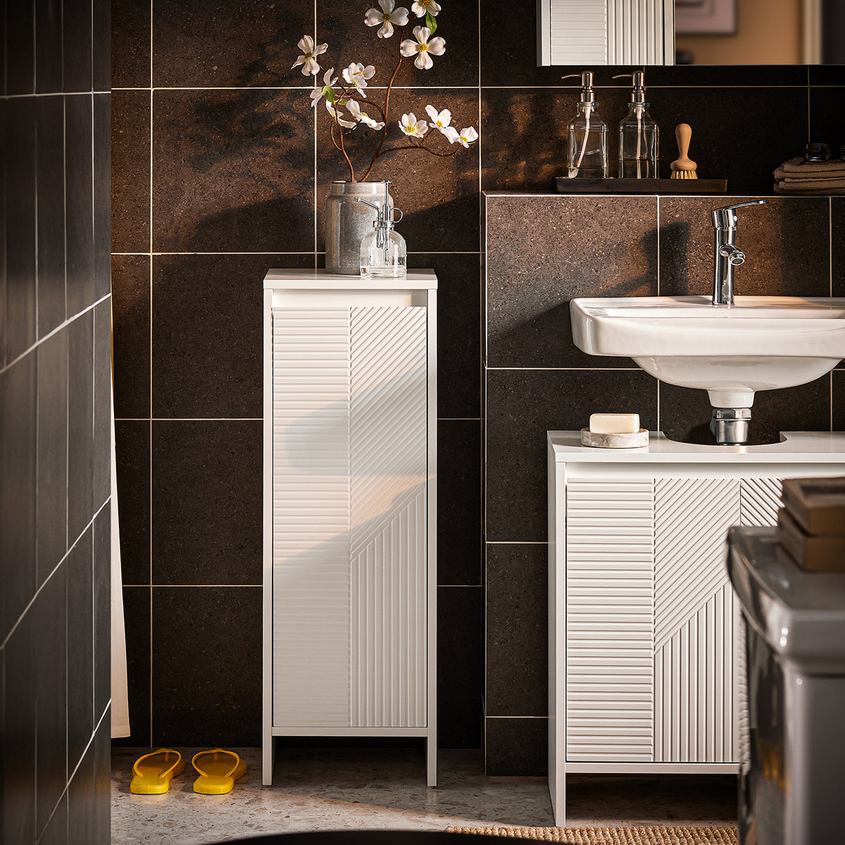 SoBuy BZR154-W Petit Meuble Salle de Bain avec Panier à Linge – Meuble WC Rangement 30x30x87 cm avec Porte Abattante, Design Moderne Blanc, Idéal pour Buanderie