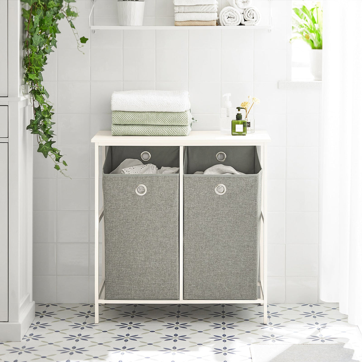SoBuy BZR57-W Panier à Linge sur Pied, Corbeille à Linge Sale pour Laverie Salle de Bain, avec Étagère, 2 Compartiments et 2 Sacs à Linge