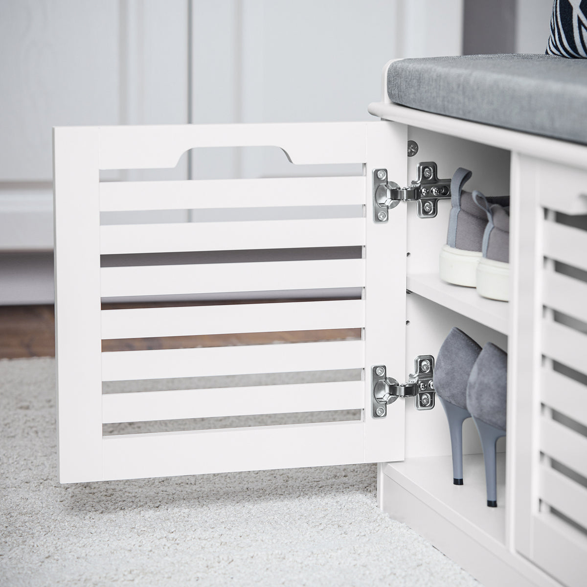 SoBuy FSR23-II-W Banc à Chaussures avec Coussin Rembourré, 2 Portes et 4 Compartiments Ouverts pour Entrée – 71x35x43 cm, Blanc