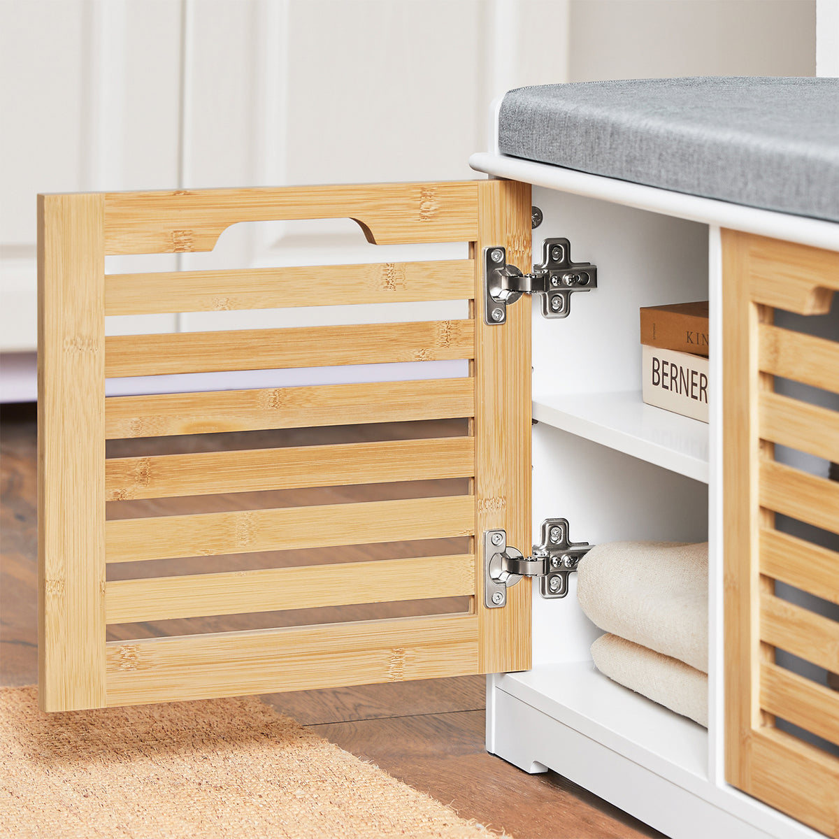 SoBuy FSR23-II-WN Banc à Chaussures avec Coussin Rembourré, 2 Portes et 4 Compartiments Ouverts pour Entrée – 71x35x43 cm, Blanc et Naturel
